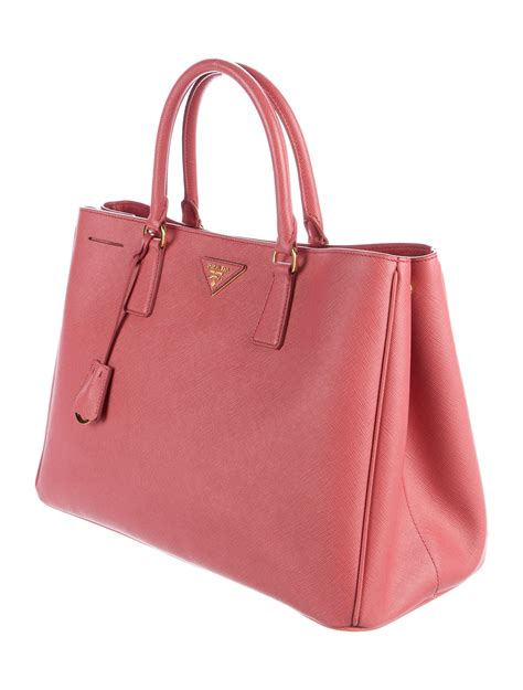 prada saffiano lux tote with shoulder strap|prada saffiano lux tote large.